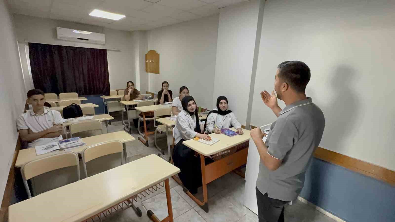 Şırnak’ta ikiz kardeşlerden büyük başarı: Aynı üniversitede Tıp Fakültesini kazandılar