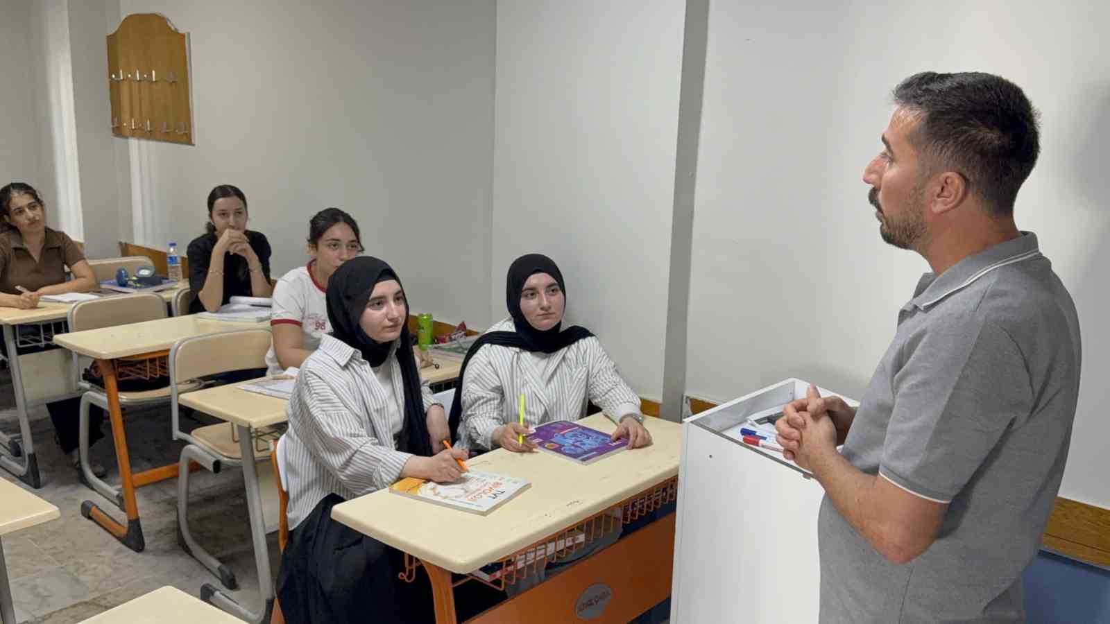 Şırnak’ta ikiz kardeşlerden büyük başarı: Aynı üniversitede Tıp Fakültesini kazandılar