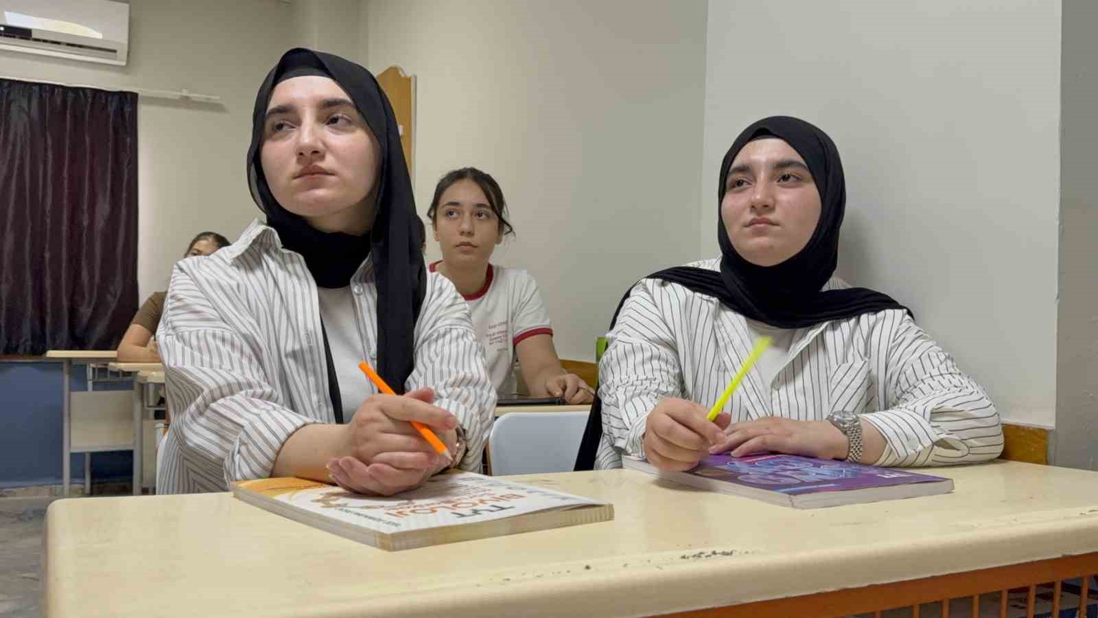 Şırnak’ta ikiz kardeşlerden büyük başarı: Aynı üniversitede Tıp Fakültesini kazandılar