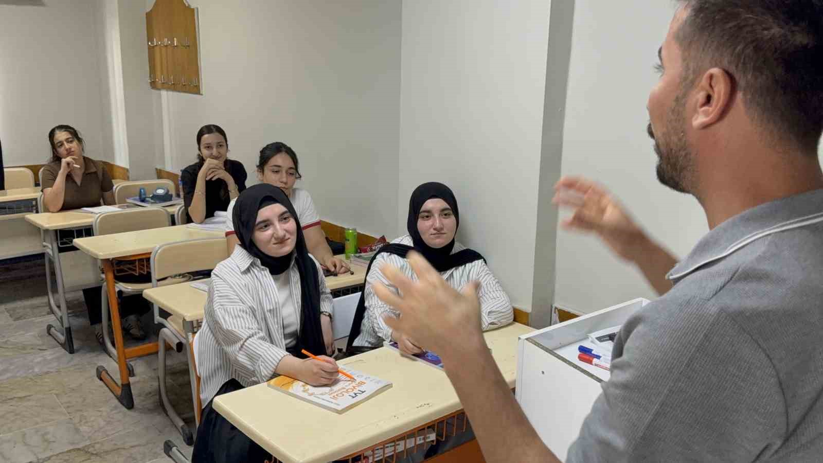 Şırnak’ta ikiz kardeşlerden büyük başarı: Aynı üniversitede Tıp Fakültesini kazandılar