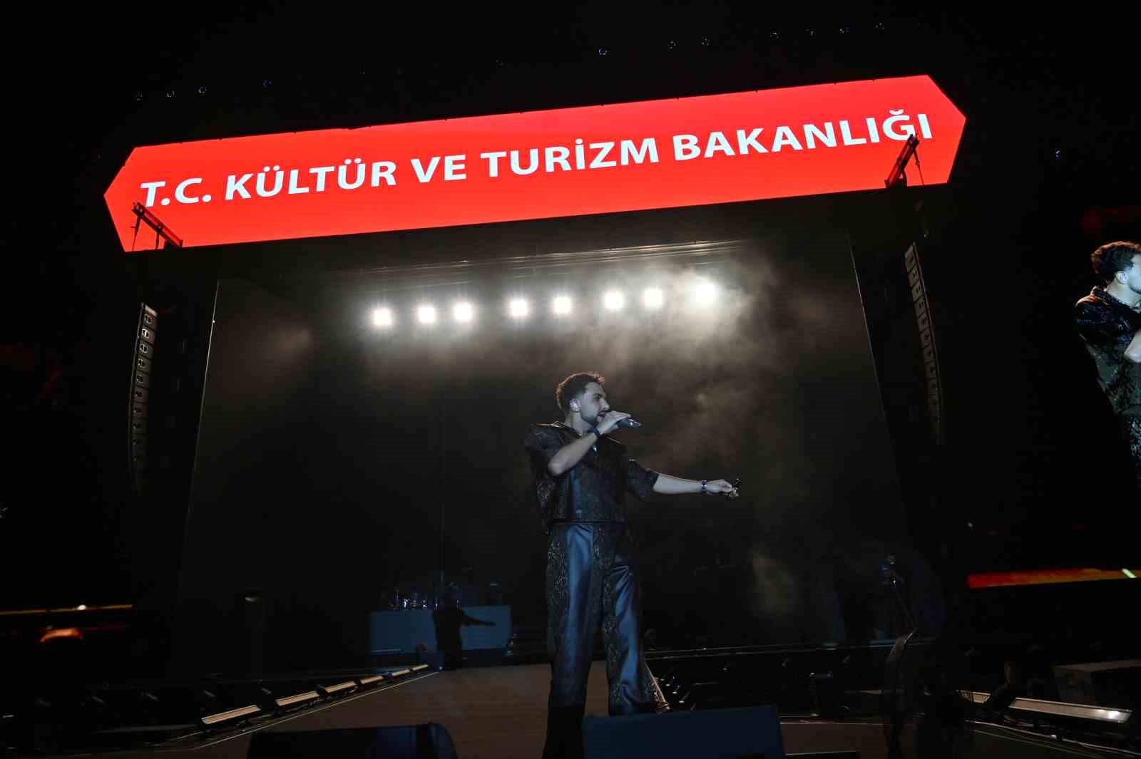 Çanakkale’de festival sahnesinde Sefo rüzgarı