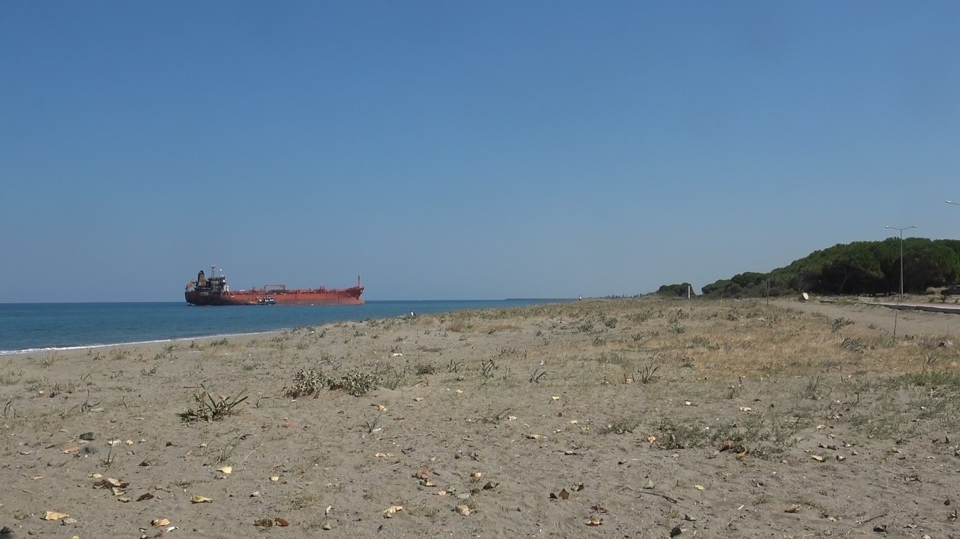 Alaçam’da karaya oturan gemi için kurtarma çalışması başlatıldı