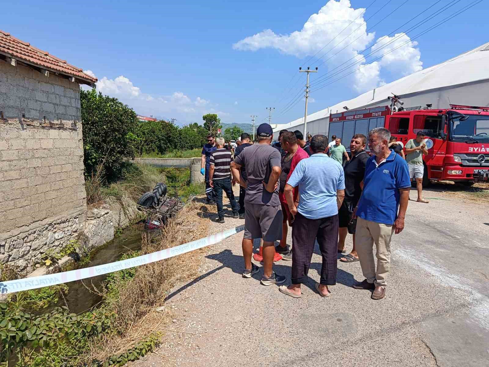 Antalya’da su kanalına düşen traktörün sürücüsü hayatını kaybetti