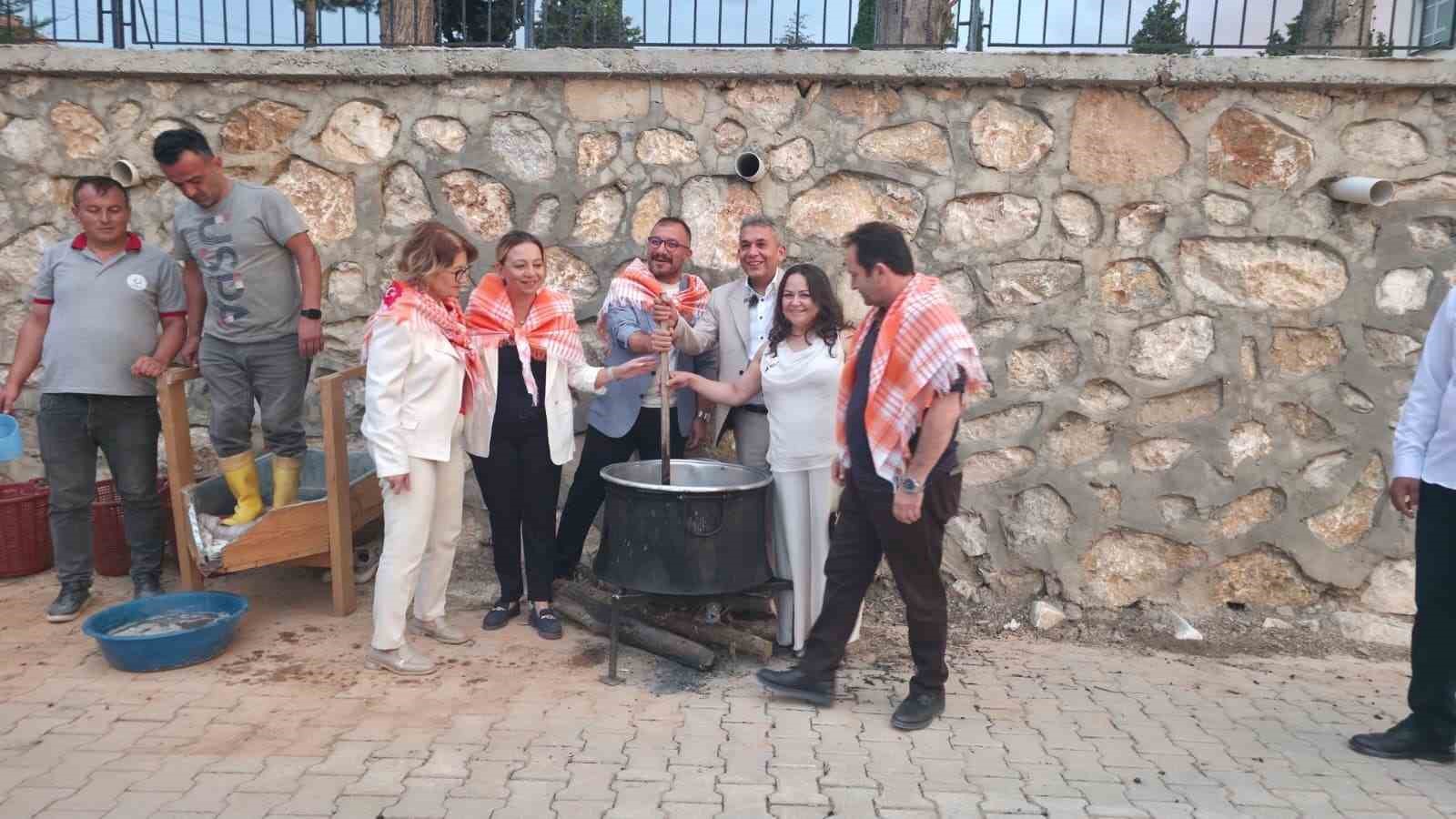 Çal’da yağmur da coşku da dinmedi