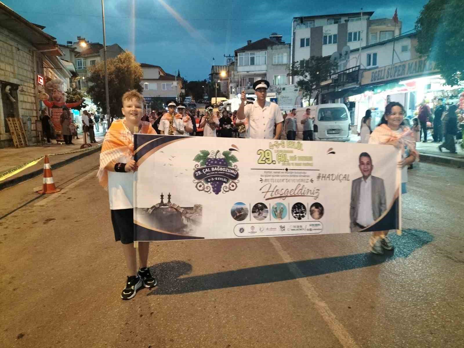 Çal’da yağmur da coşku da dinmedi