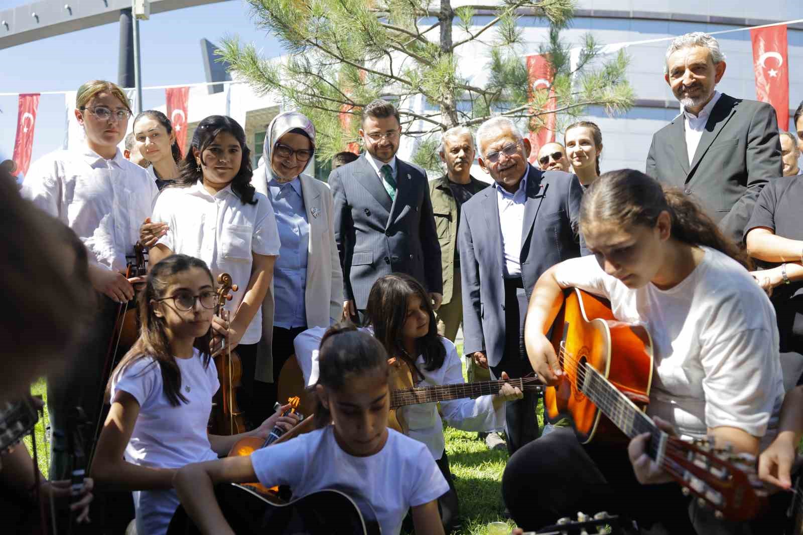Büyükşehir Belediyesi Konservatuvarı’nda bin 865 kursiyer sertifika aldı