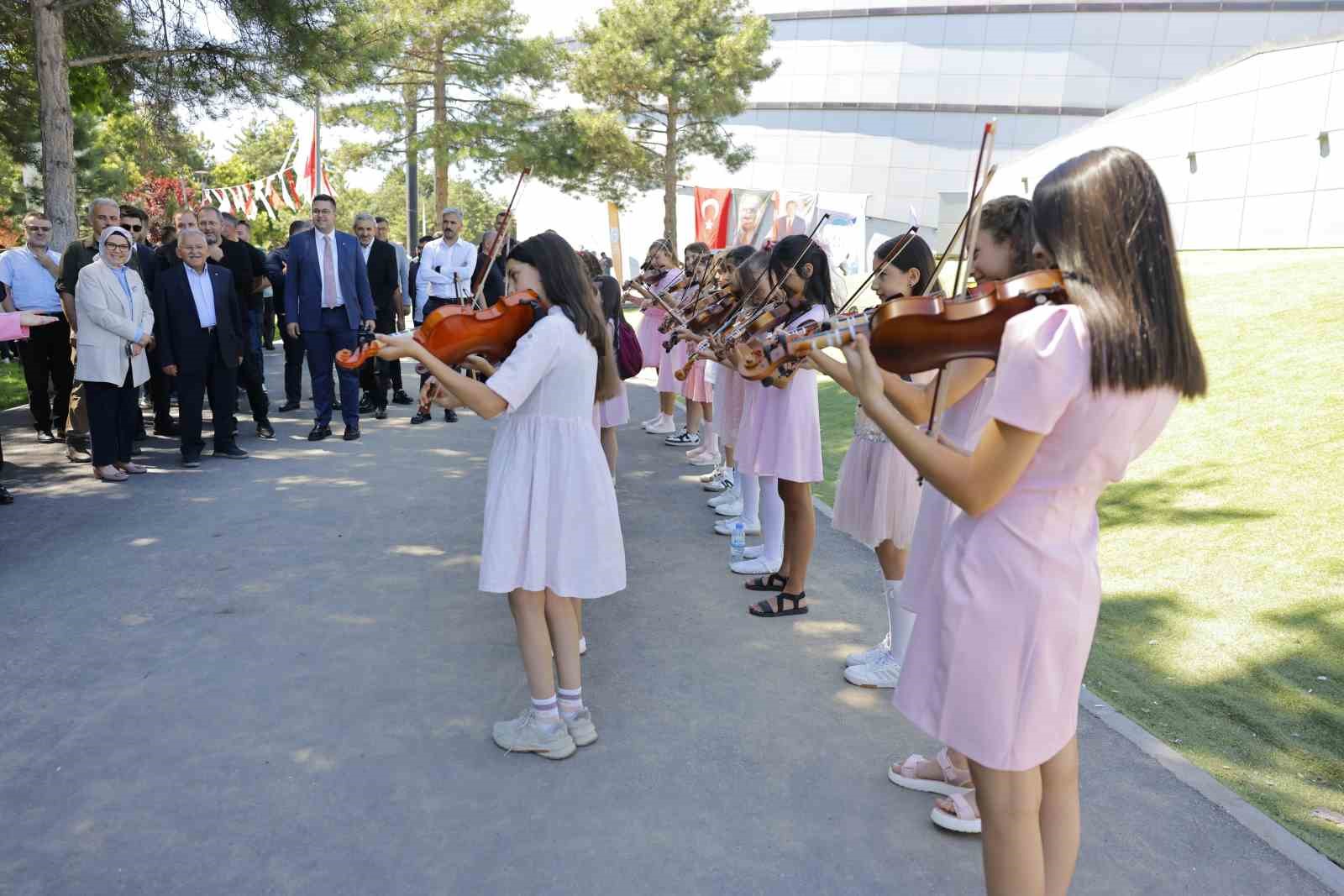 Büyükşehir Belediyesi Konservatuvarı’nda bin 865 kursiyer sertifika aldı