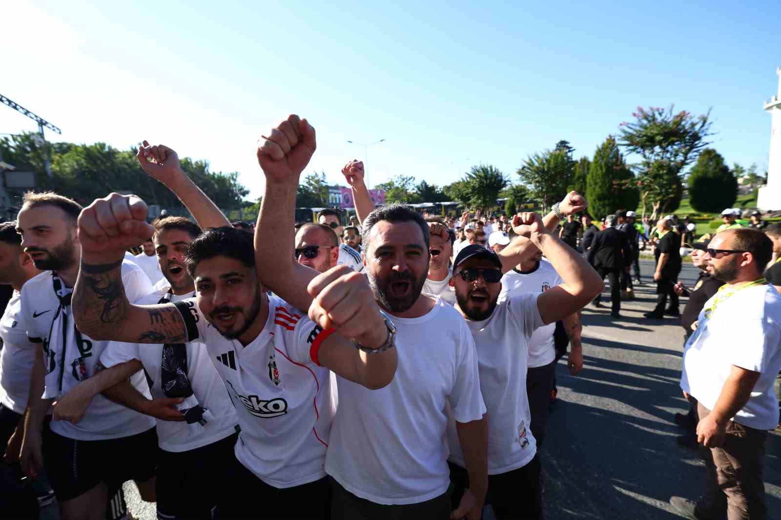 Beşiktaş taraftarı stada geldi