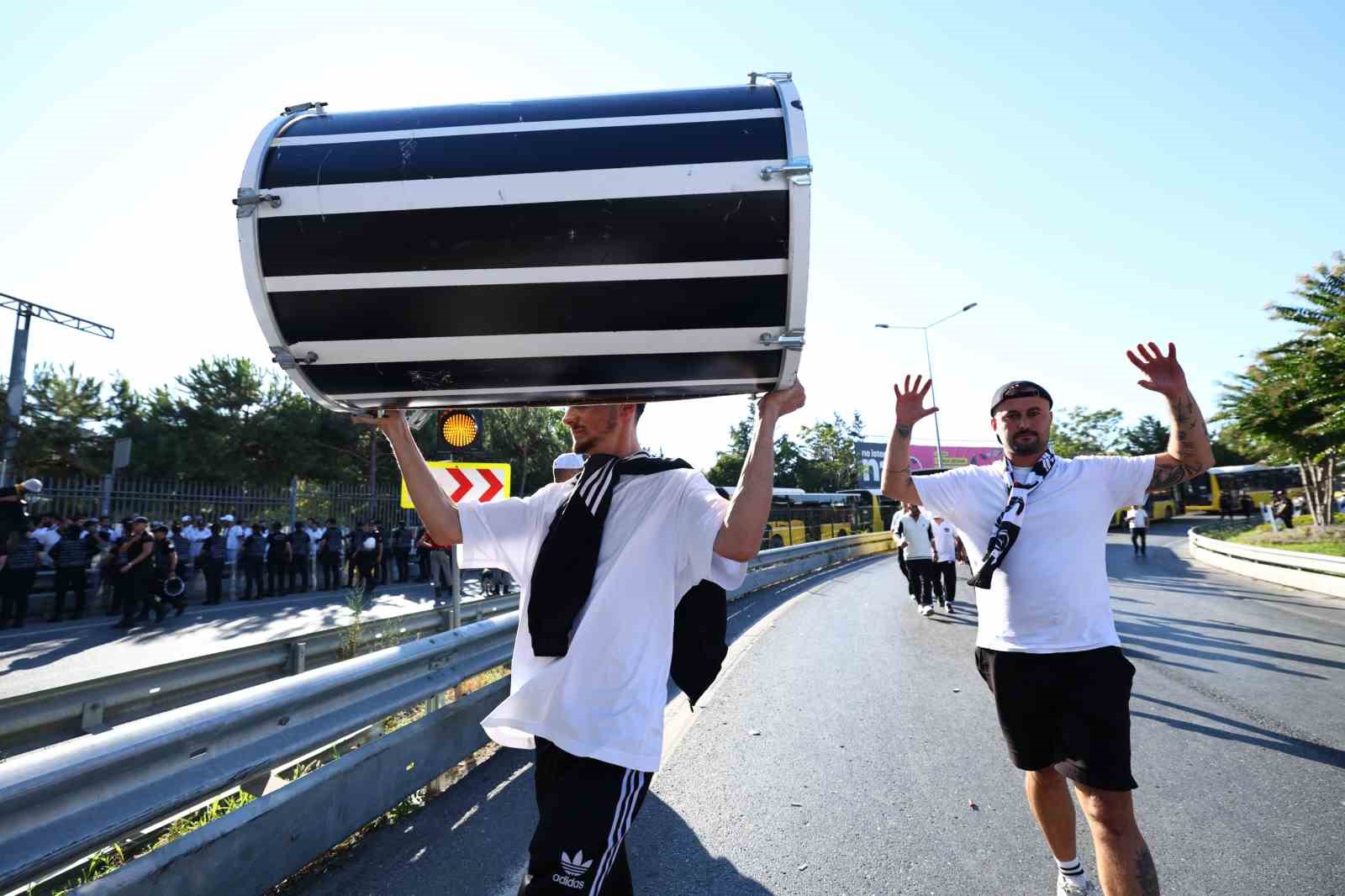 Beşiktaş taraftarı stada geldi