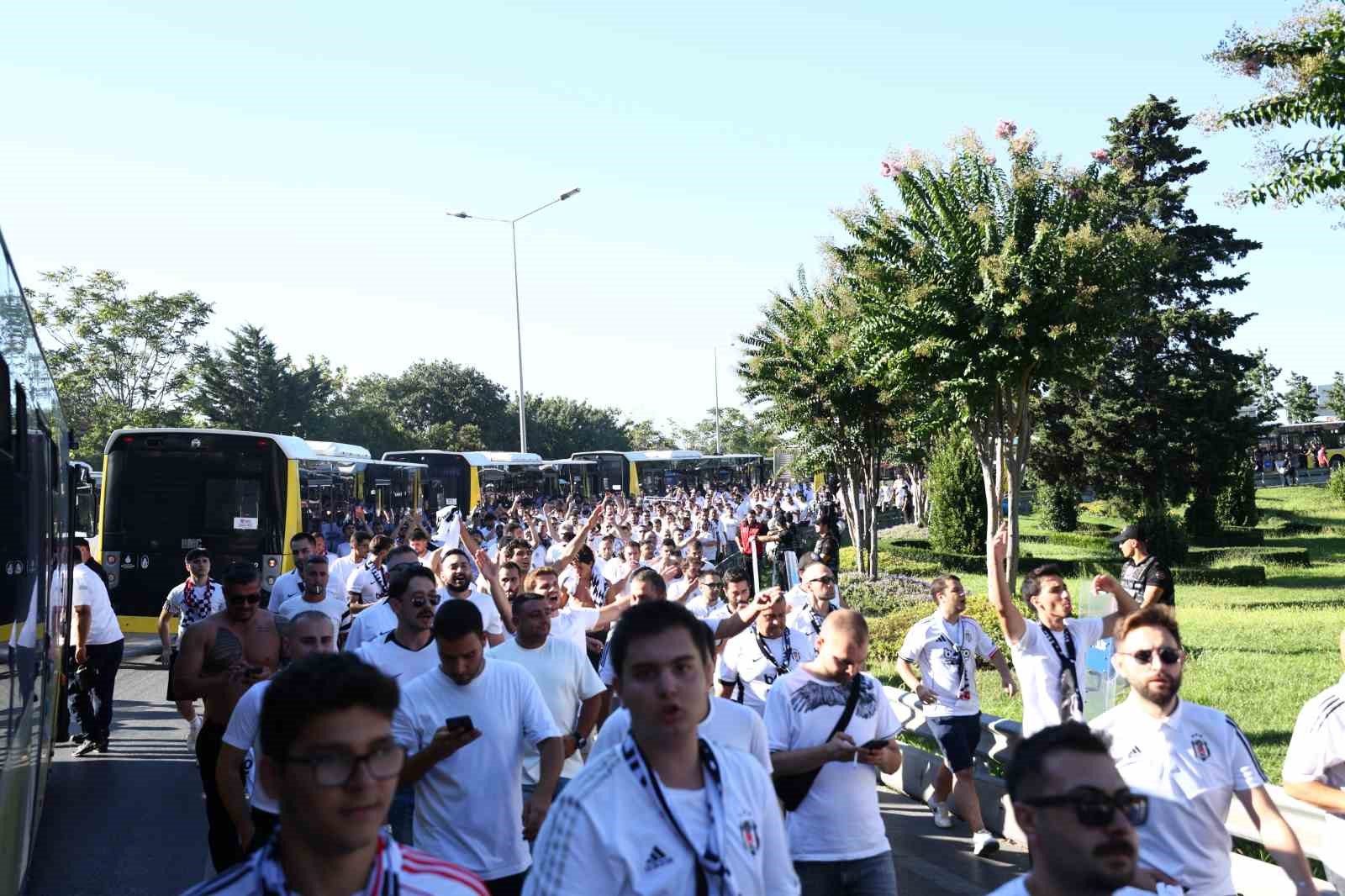 Beşiktaş taraftarı stada geldi