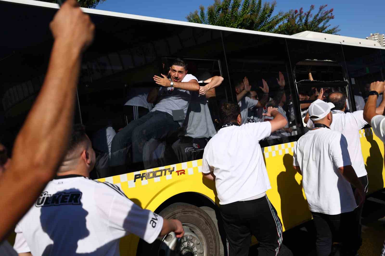 Beşiktaş taraftarı stada geldi