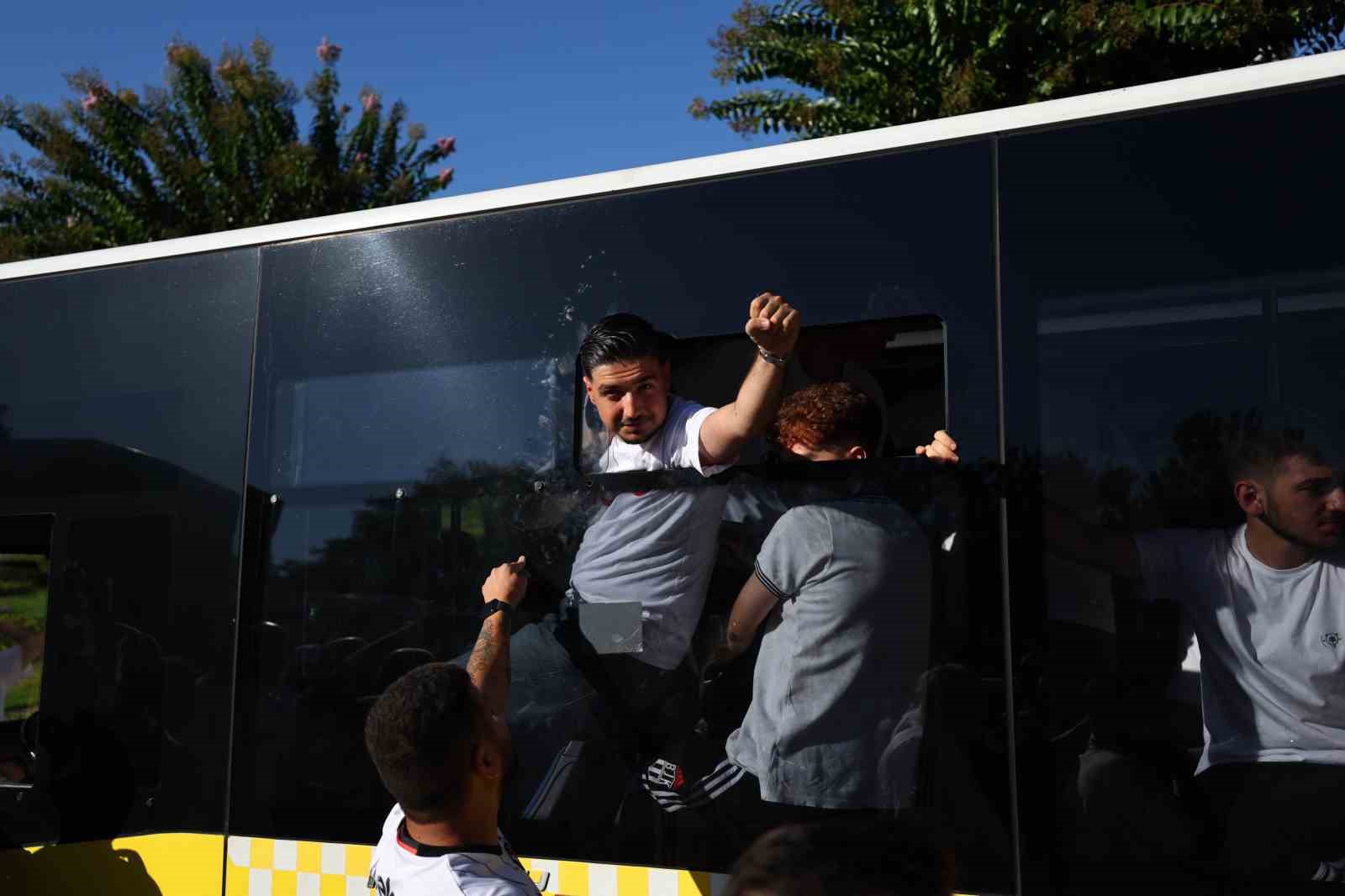 Beşiktaş taraftarı stada geldi