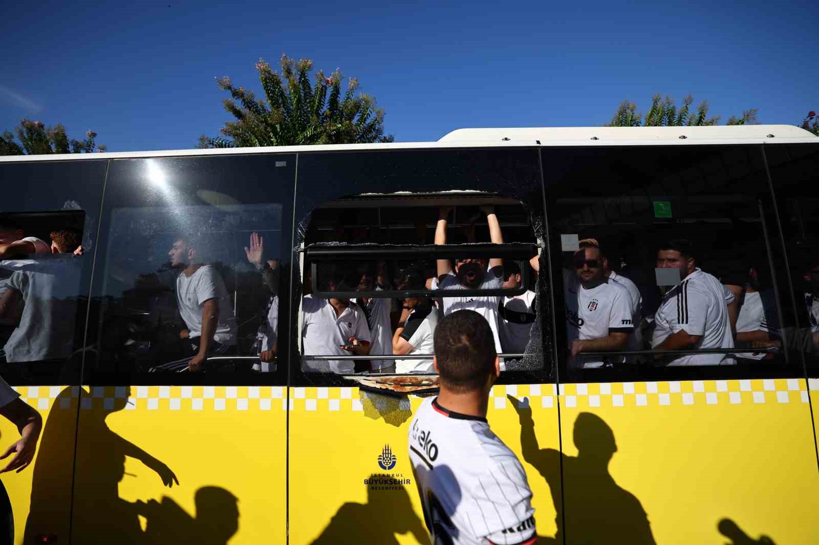 Beşiktaş taraftarı stada geldi