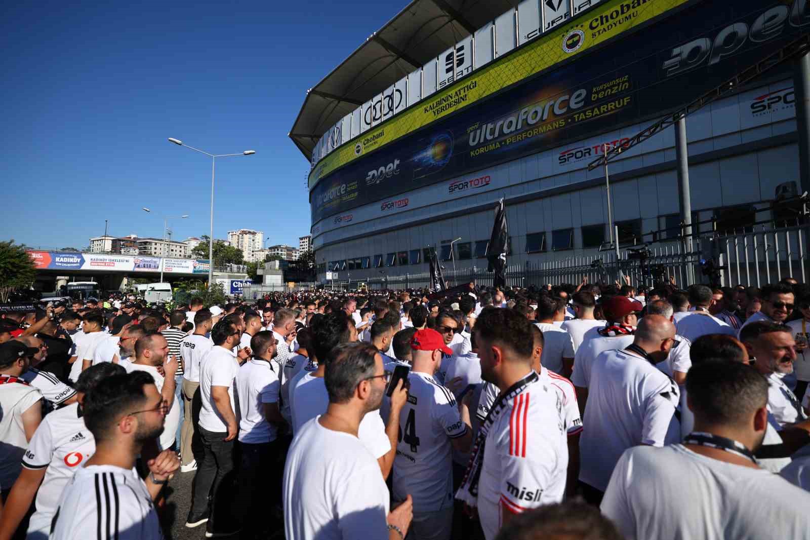 Beşiktaş taraftarı stada geldi
