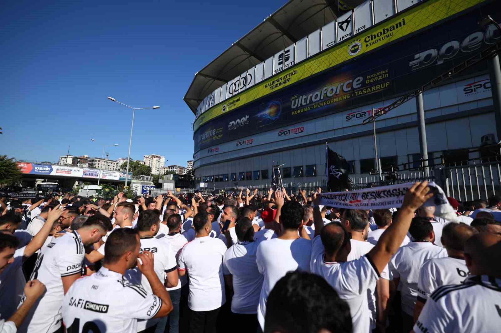 Beşiktaş taraftarı stada geldi