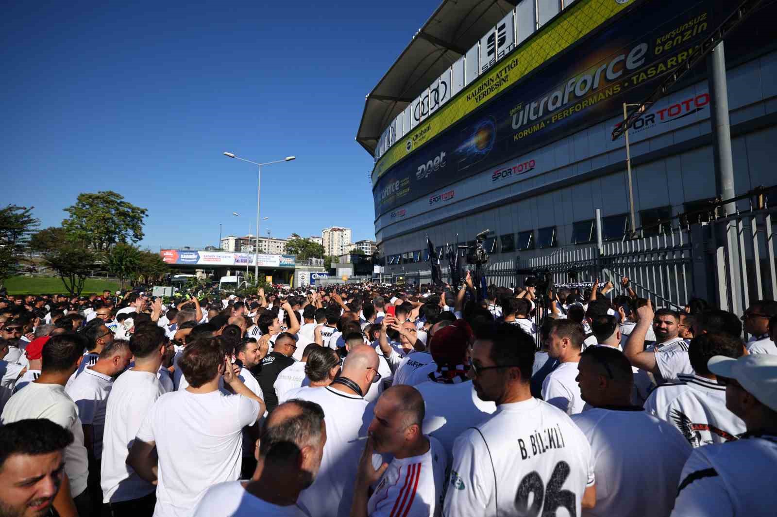 Beşiktaş taraftarı stada geldi