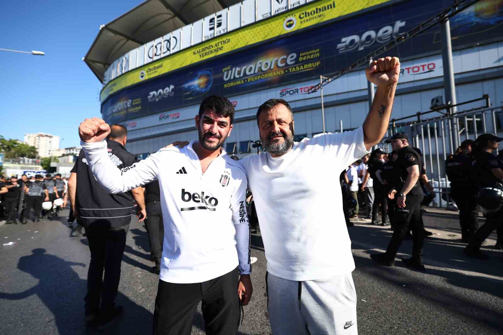 Beşiktaş taraftarı stada geldi