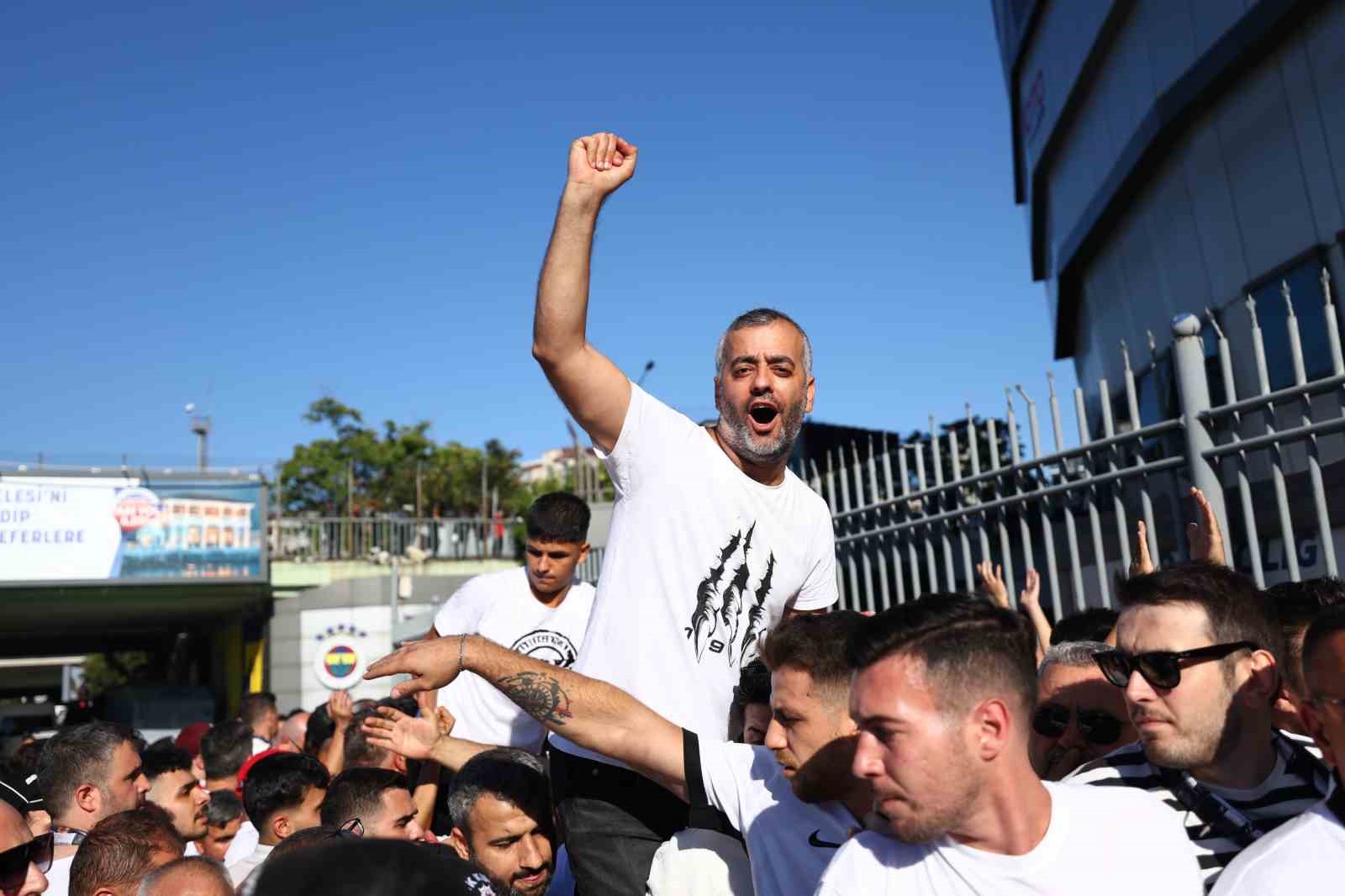 Beşiktaş taraftarı stada geldi