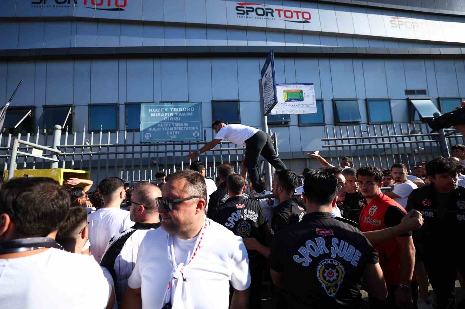 Beşiktaş taraftarı stada geldi