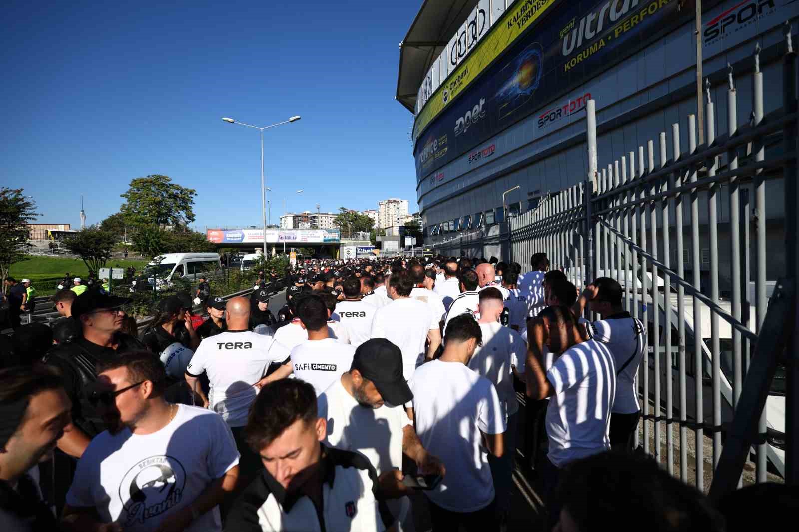 Beşiktaş taraftarı stada geldi