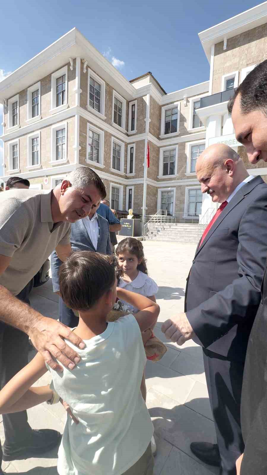 Vali ve milletvekili, çocuklarla ’o piti piti’ oynadı