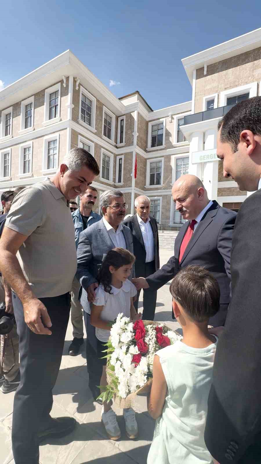 Vali ve milletvekili, çocuklarla ’o piti piti’ oynadı