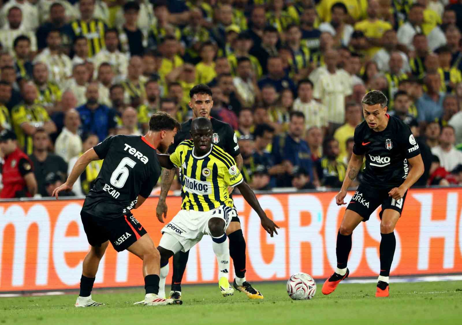 Trendyol Süper Lig: Fenerbahçe: 1 - Beşiktaş: 1 (İlk yarı)