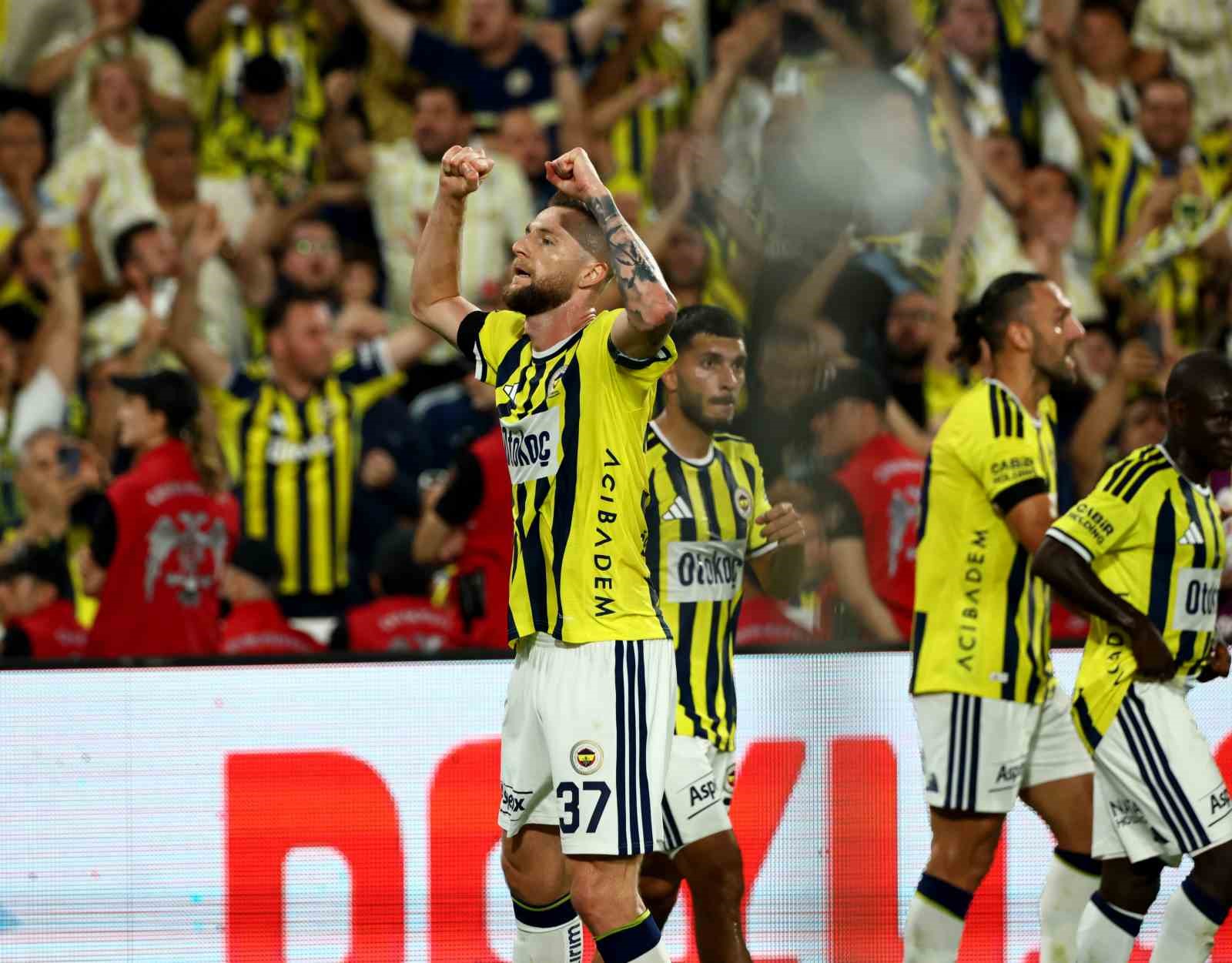 Trendyol Süper Lig: Fenerbahçe: 1 - Beşiktaş: 1 (İlk yarı)