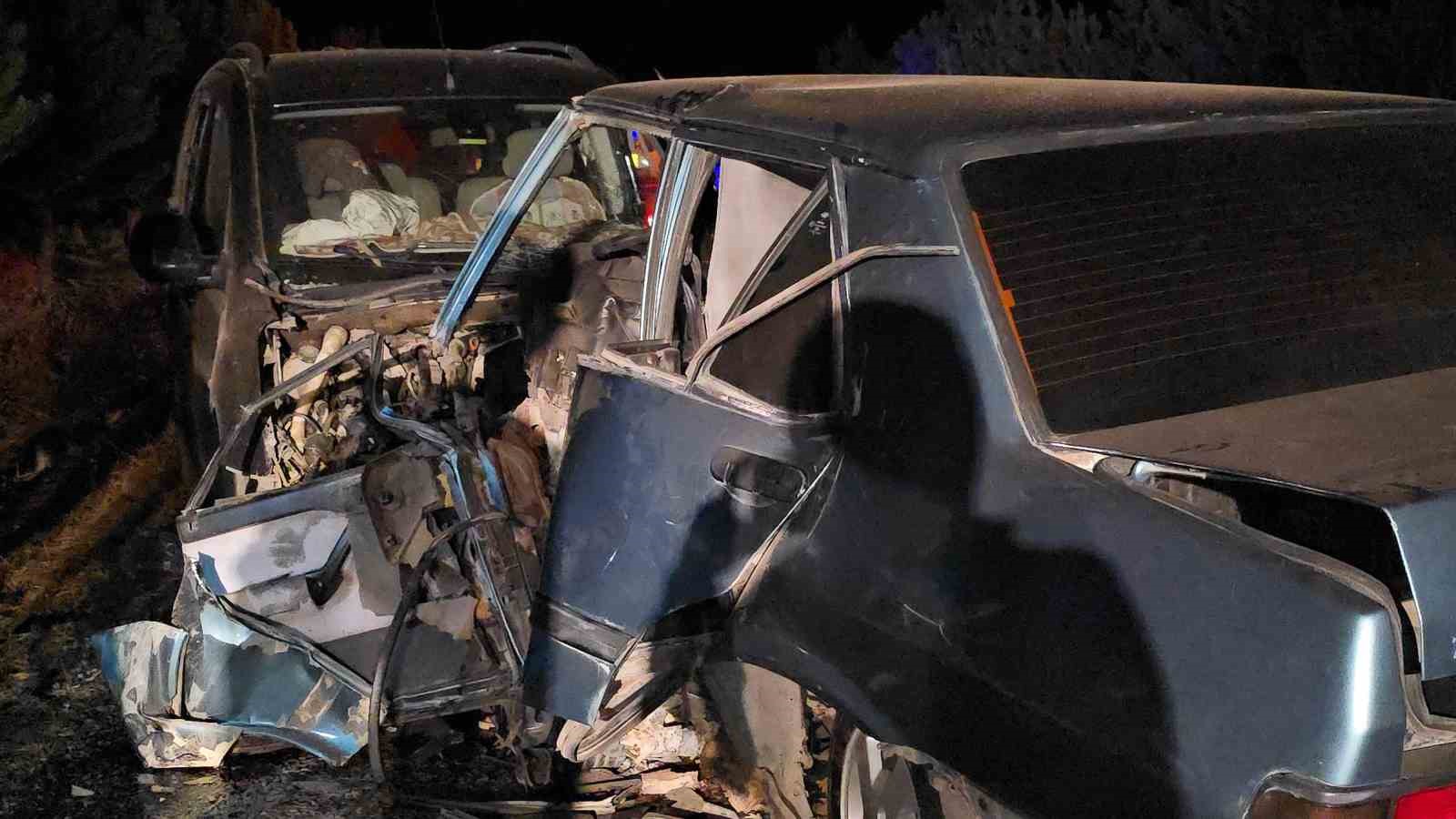 Otomobil ve hafif ticari araç çarpıştı: 1 ölü, 2 yaralı