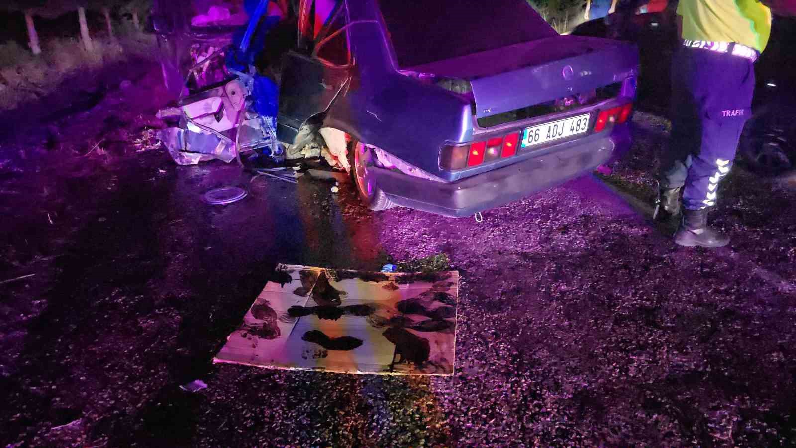 Otomobil ve hafif ticari araç çarpıştı: 1 ölü, 2 yaralı