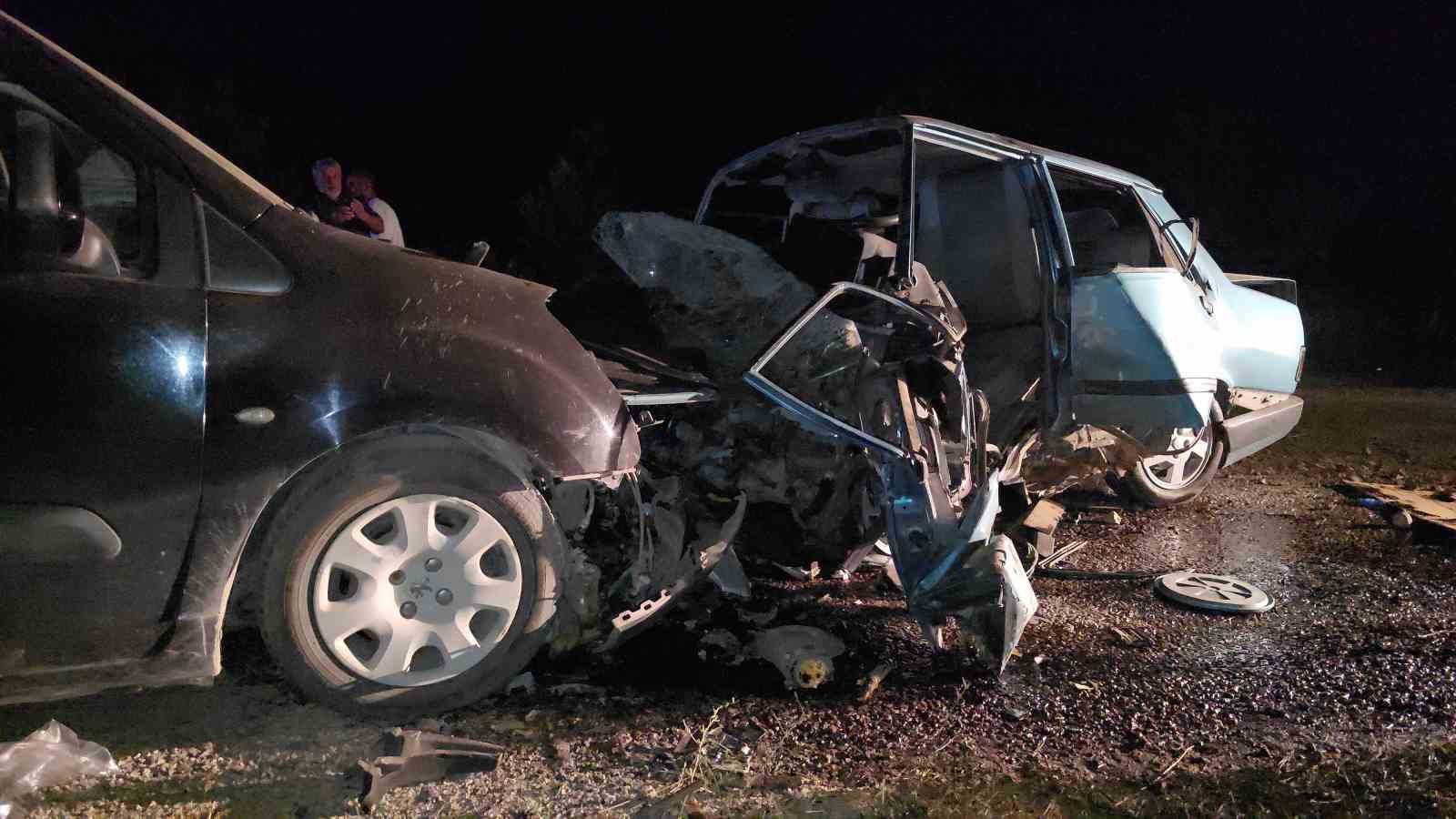 Otomobil ve hafif ticari araç çarpıştı: 1 ölü, 2 yaralı