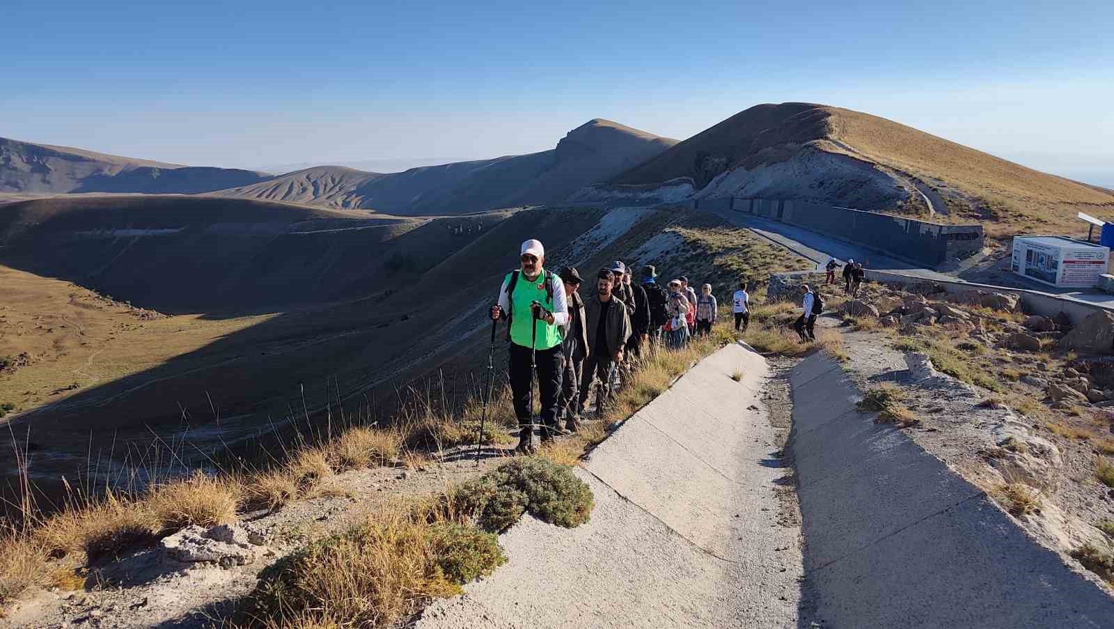 Nemrut Kalderası’nda 30 kilometrelik çanak yürüyüşü