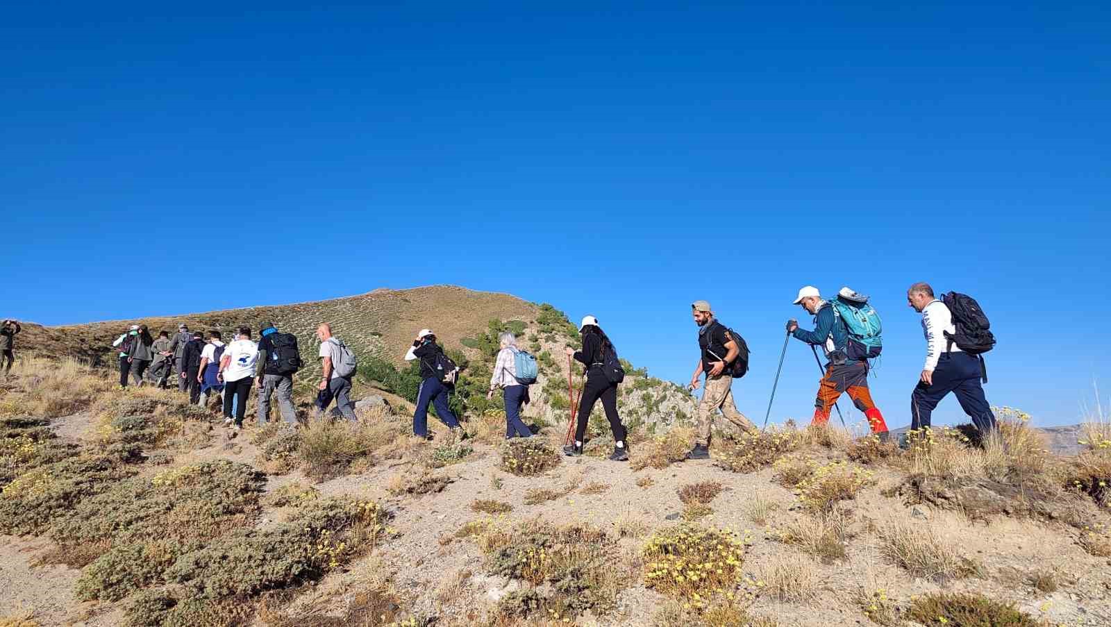 Nemrut Kalderası’nda 30 kilometrelik çanak yürüyüşü