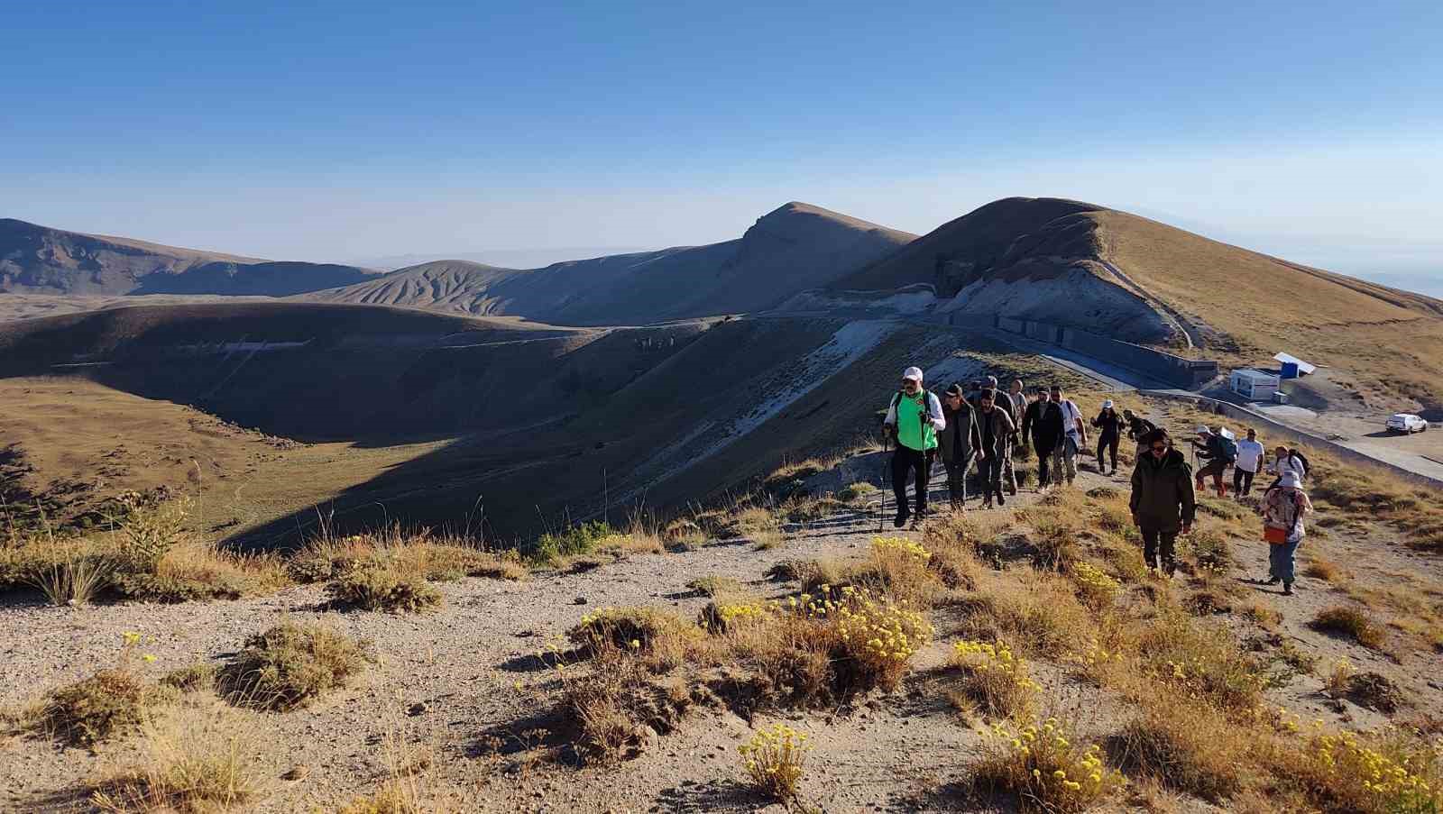 Nemrut Kalderası’nda 30 kilometrelik çanak yürüyüşü