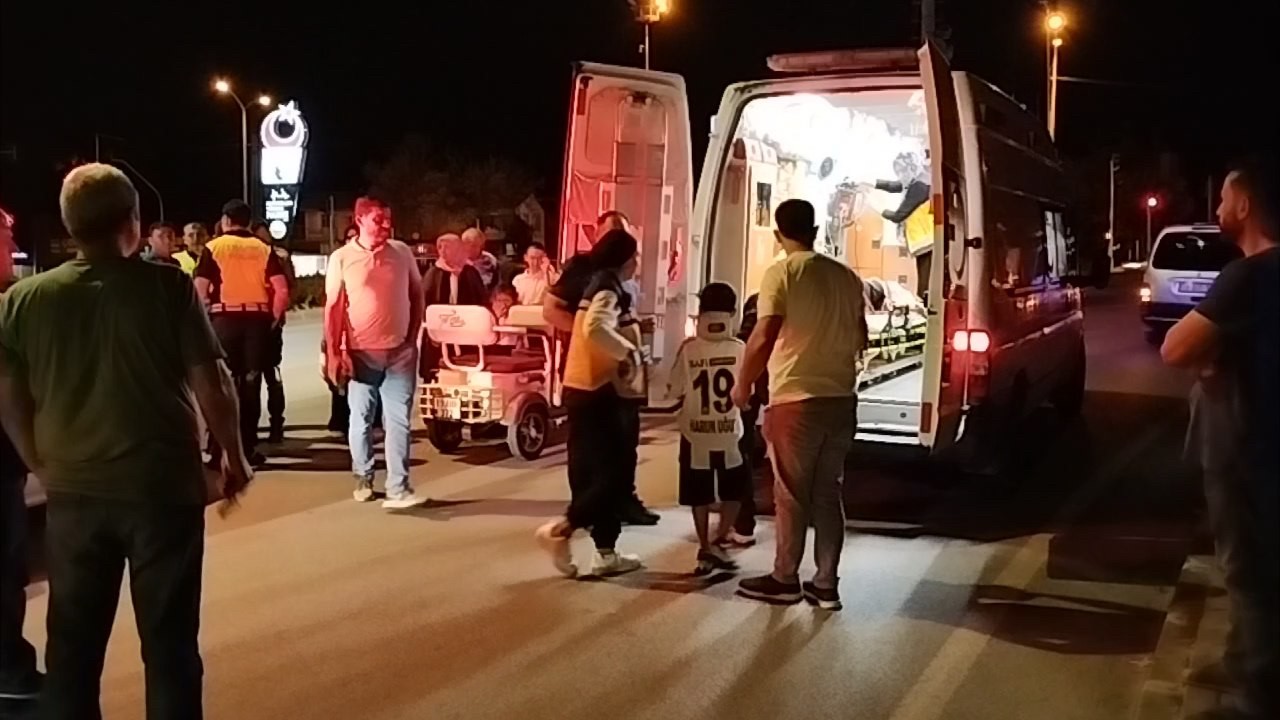 Otomobil ile elektrikli motosiklet çarpıştı: 3 yaralı