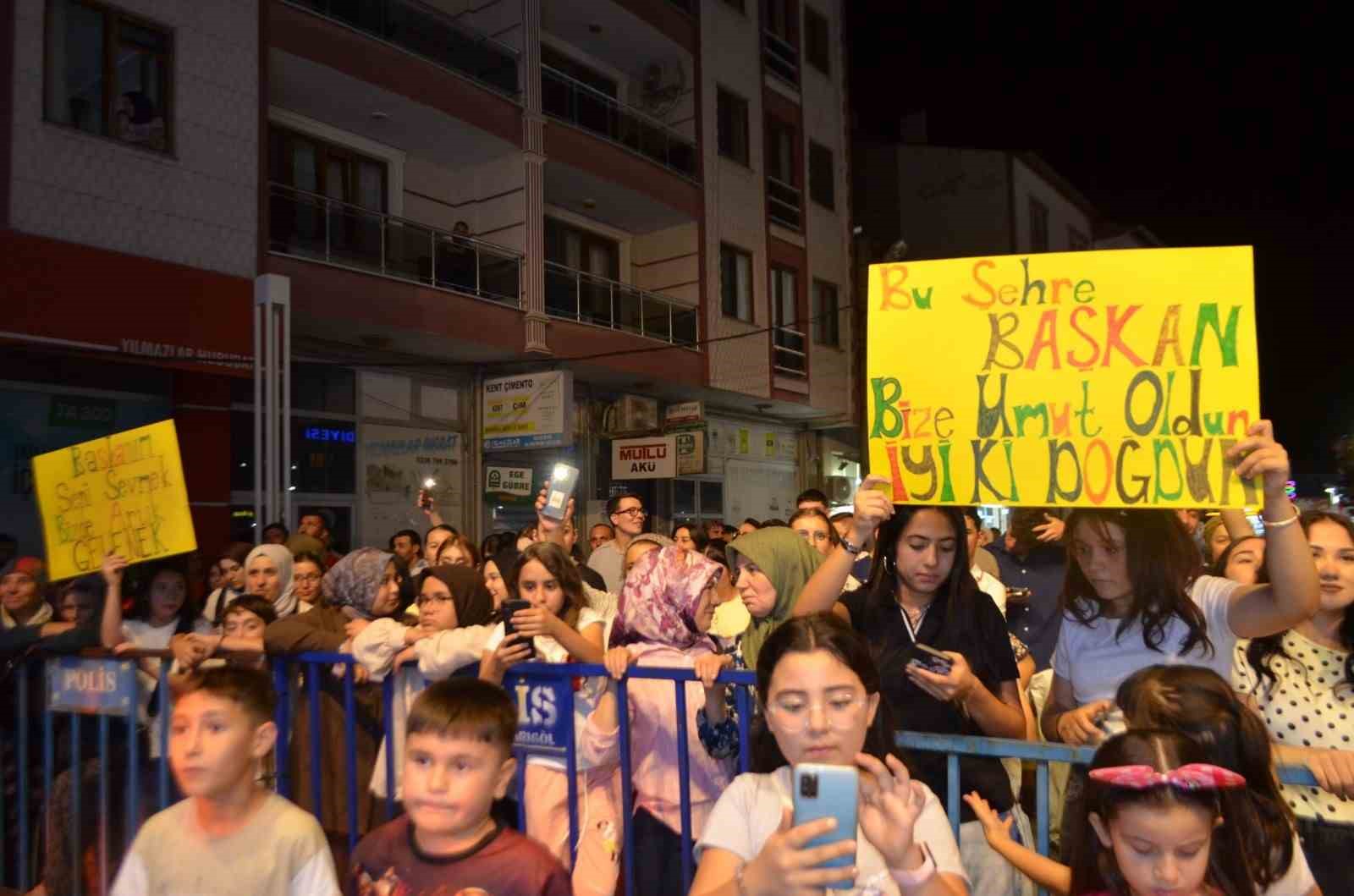 Çiçek takdimi için çıktığı sahnede sürprizle karşılaştı