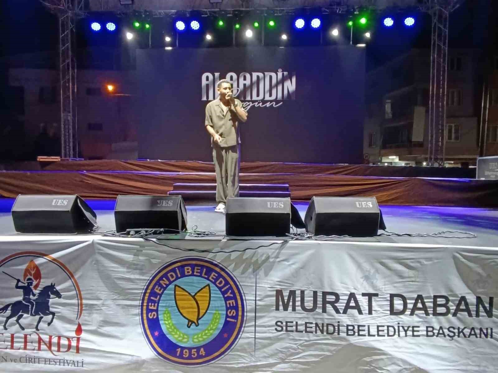 Çiçek takdimi için çıktığı sahnede sürprizle karşılaştı
