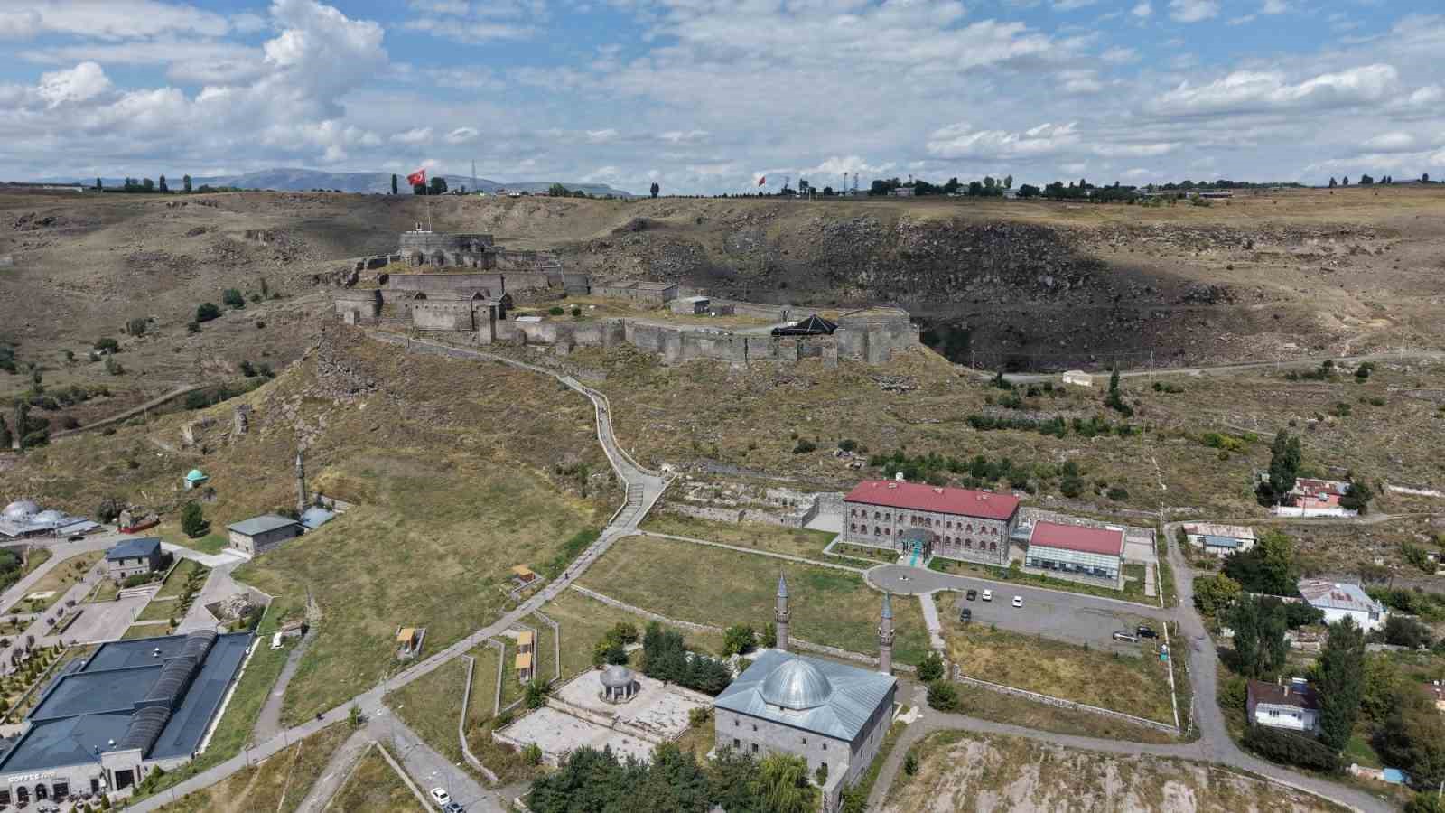 Kars’ın zirvesinde 900 yıllık tarih: Kars Kalesi ihtişamıyla büyülüyor