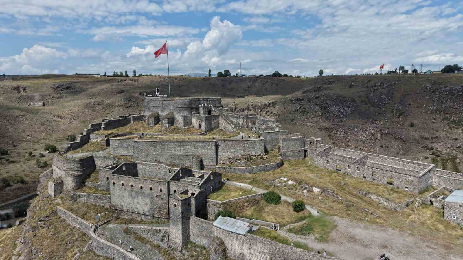 Kars’ın zirvesinde 900 yıllık tarih: Kars Kalesi ihtişamıyla büyülüyor