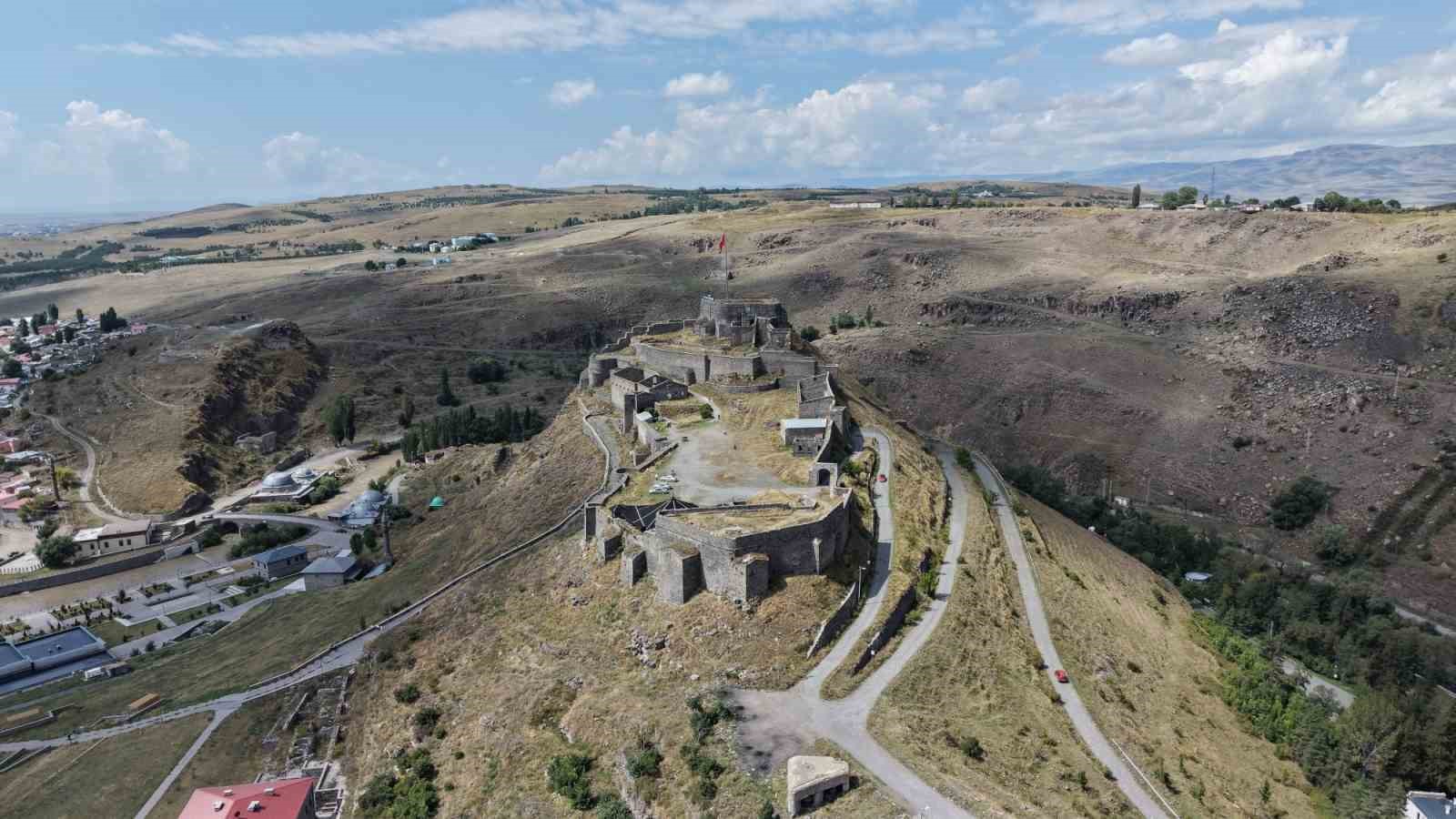 Kars’ın zirvesinde 900 yıllık tarih: Kars Kalesi ihtişamıyla büyülüyor