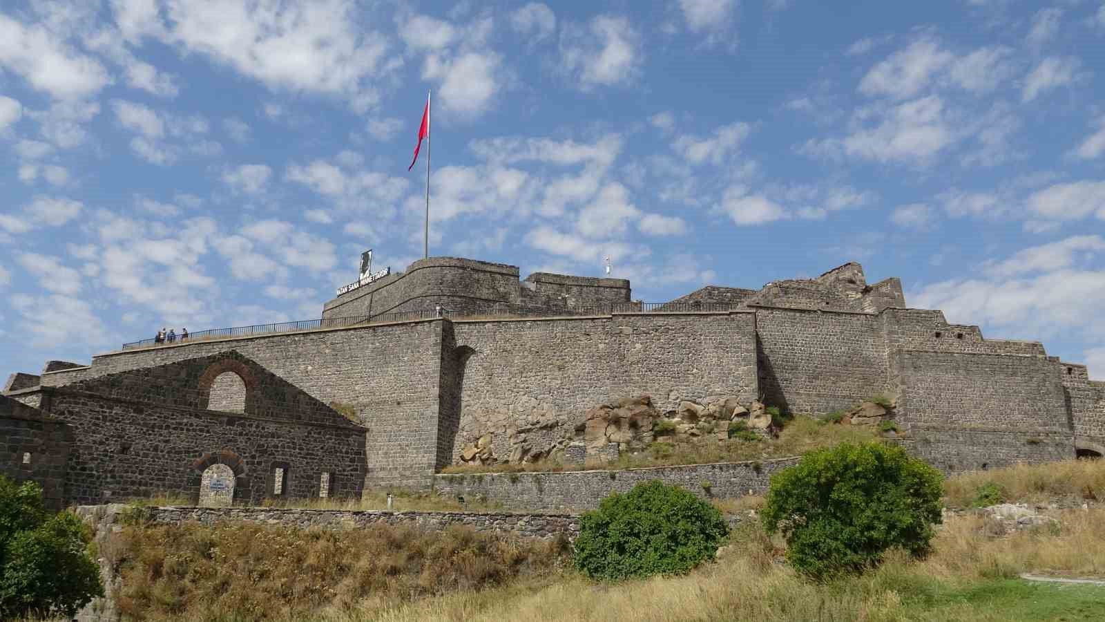 Kars’ın zirvesinde 900 yıllık tarih: Kars Kalesi ihtişamıyla büyülüyor