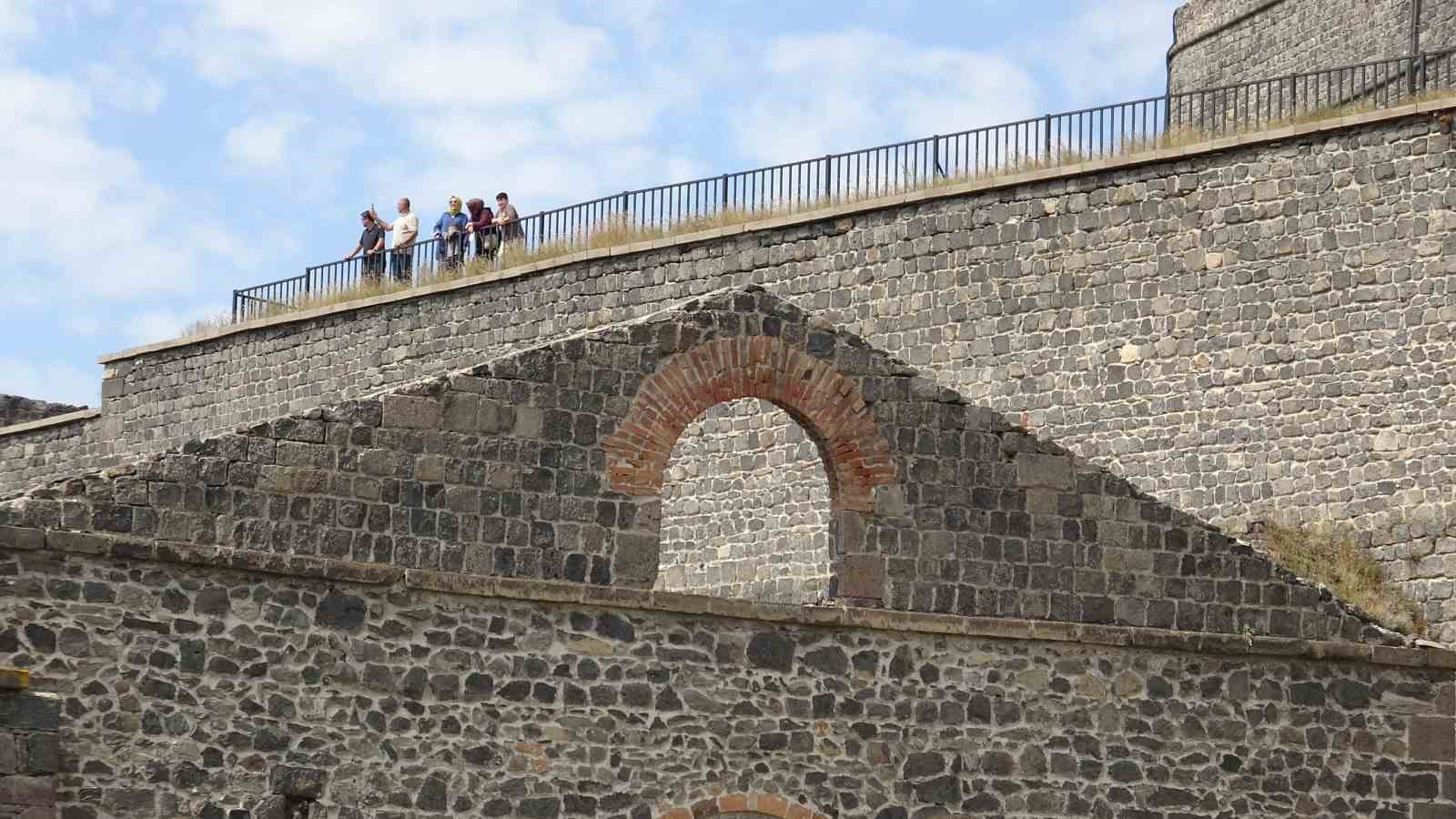 Kars’ın zirvesinde 900 yıllık tarih: Kars Kalesi ihtişamıyla büyülüyor