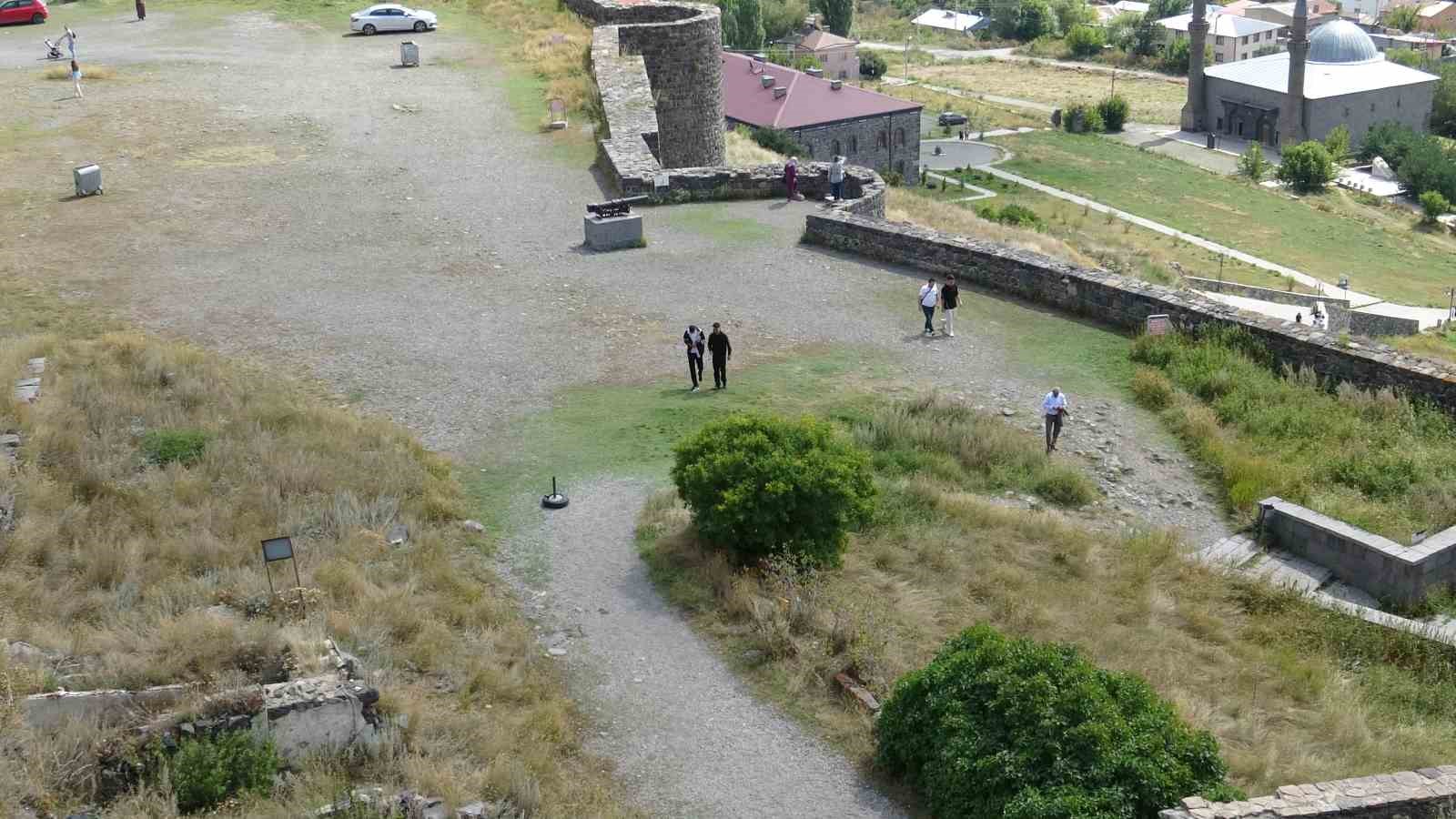Kars’ın zirvesinde 900 yıllık tarih: Kars Kalesi ihtişamıyla büyülüyor