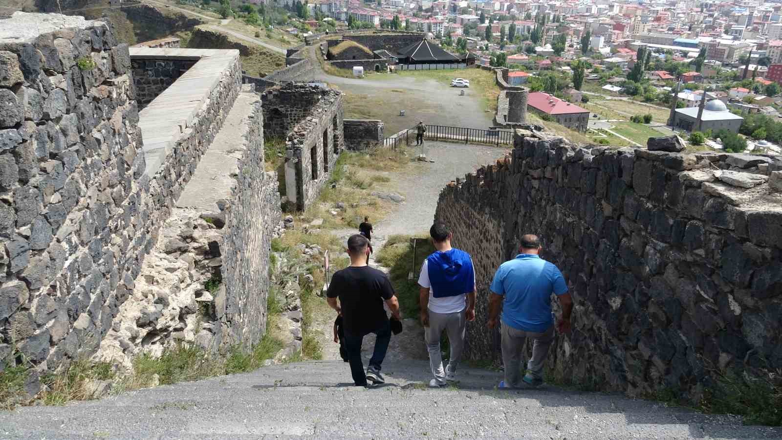 Kars’ın zirvesinde 900 yıllık tarih: Kars Kalesi ihtişamıyla büyülüyor