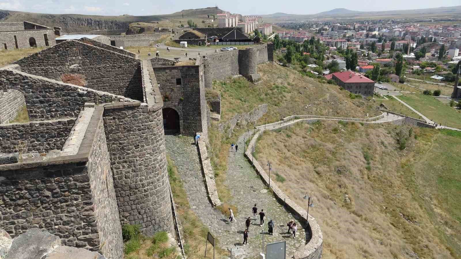 Kars’ın zirvesinde 900 yıllık tarih: Kars Kalesi ihtişamıyla büyülüyor