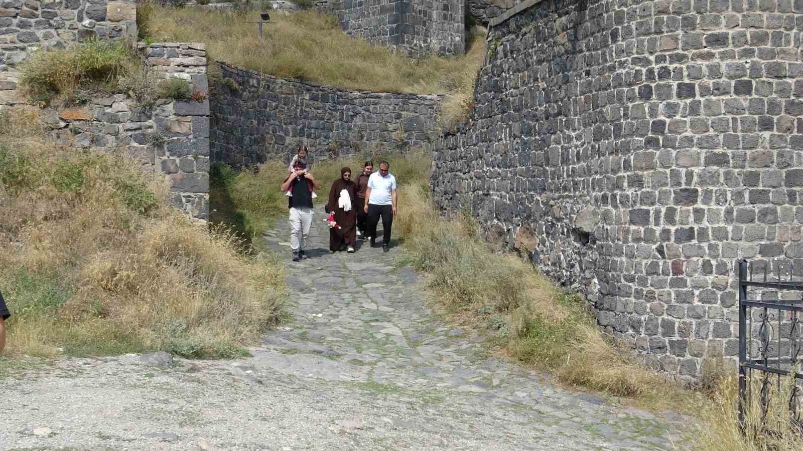 Kars’ın zirvesinde 900 yıllık tarih: Kars Kalesi ihtişamıyla büyülüyor