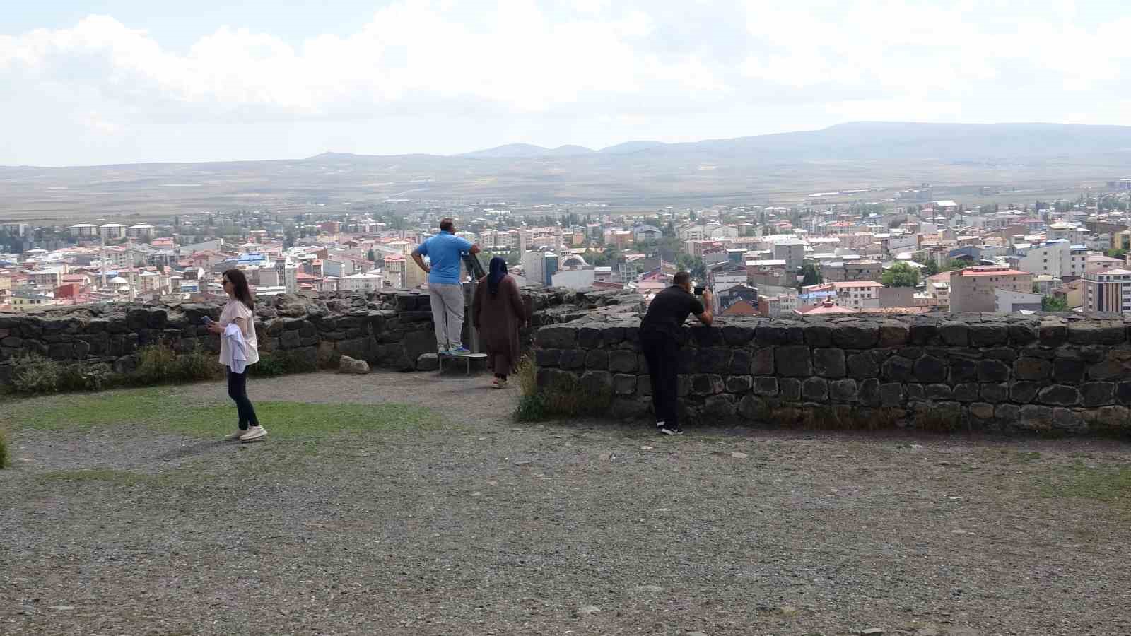 Kars’ın zirvesinde 900 yıllık tarih: Kars Kalesi ihtişamıyla büyülüyor