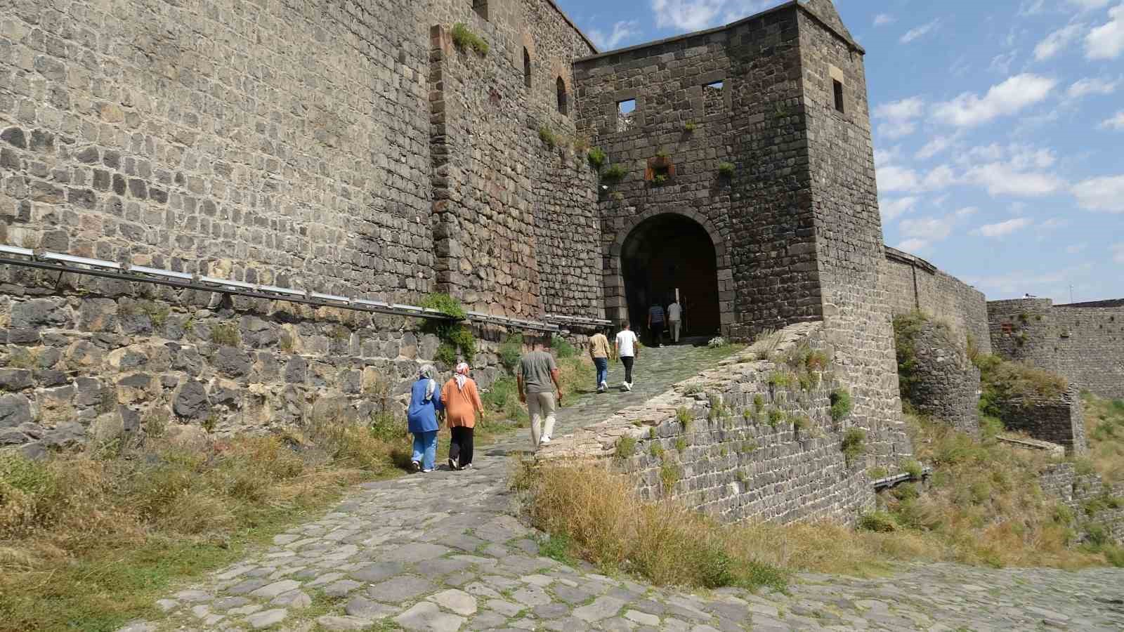 Kars’ın zirvesinde 900 yıllık tarih: Kars Kalesi ihtişamıyla büyülüyor