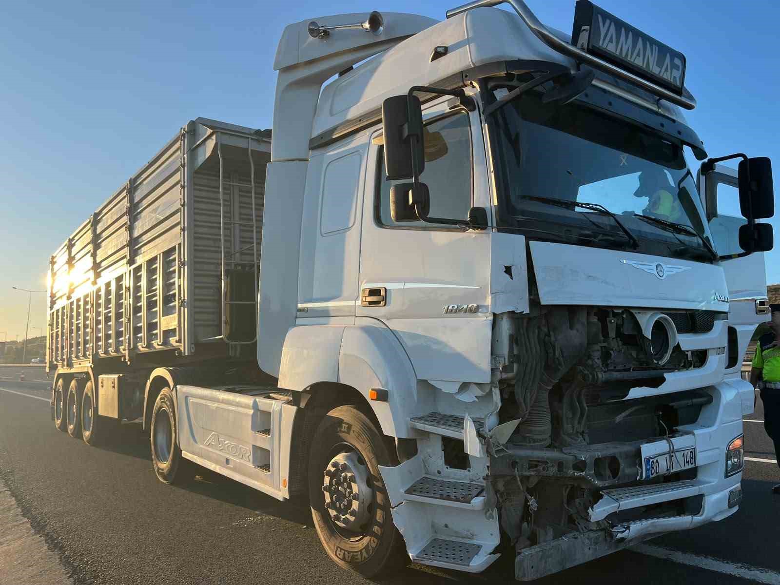 İstanbul Kuzey Marmara Otoyolu’nda seyir halindeki tır, hafif ticari araca çarptı: 6 yaralı