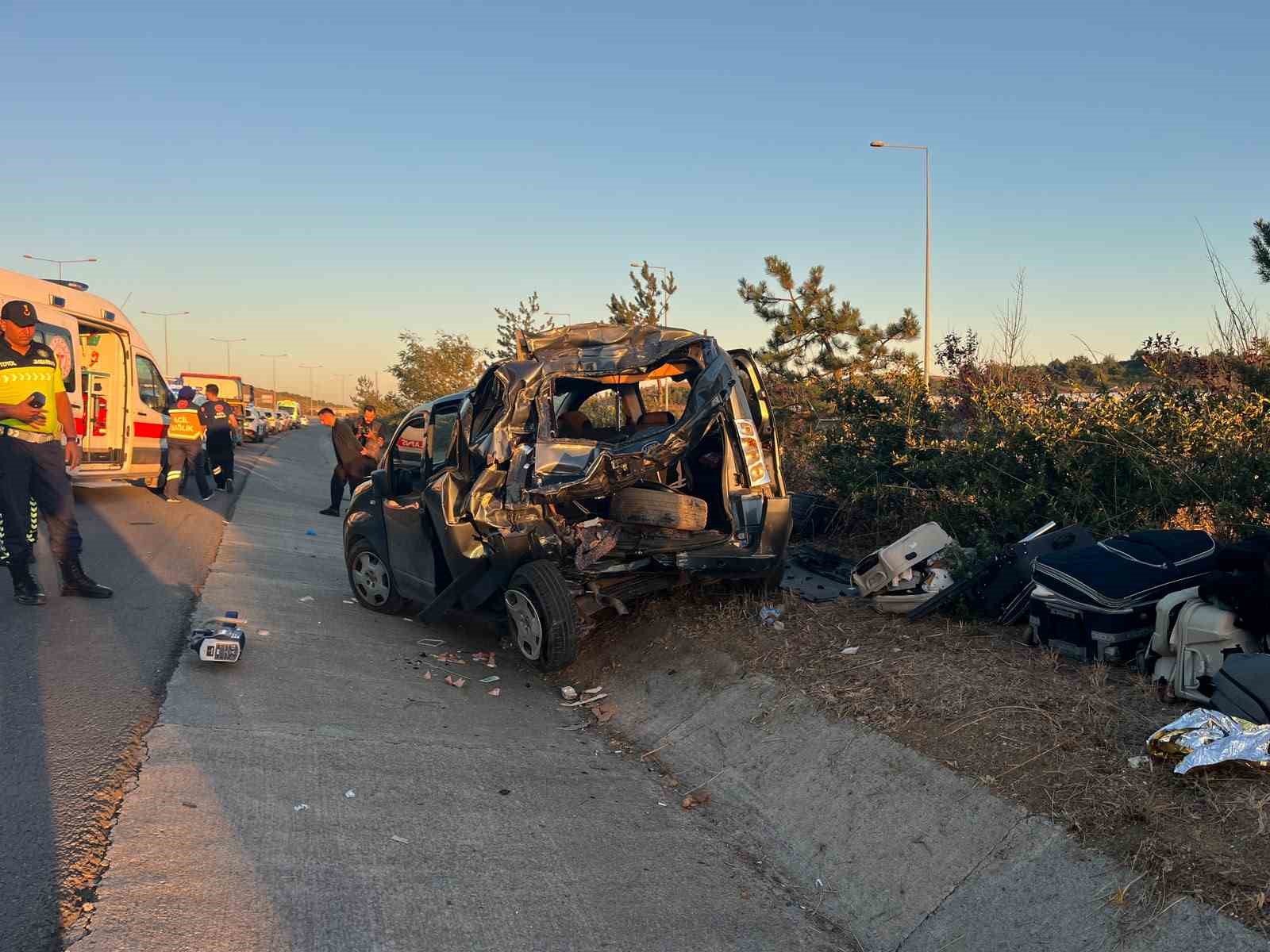 İstanbul Kuzey Marmara Otoyolu’nda seyir halindeki tır, hafif ticari araca çarptı: 6 yaralı